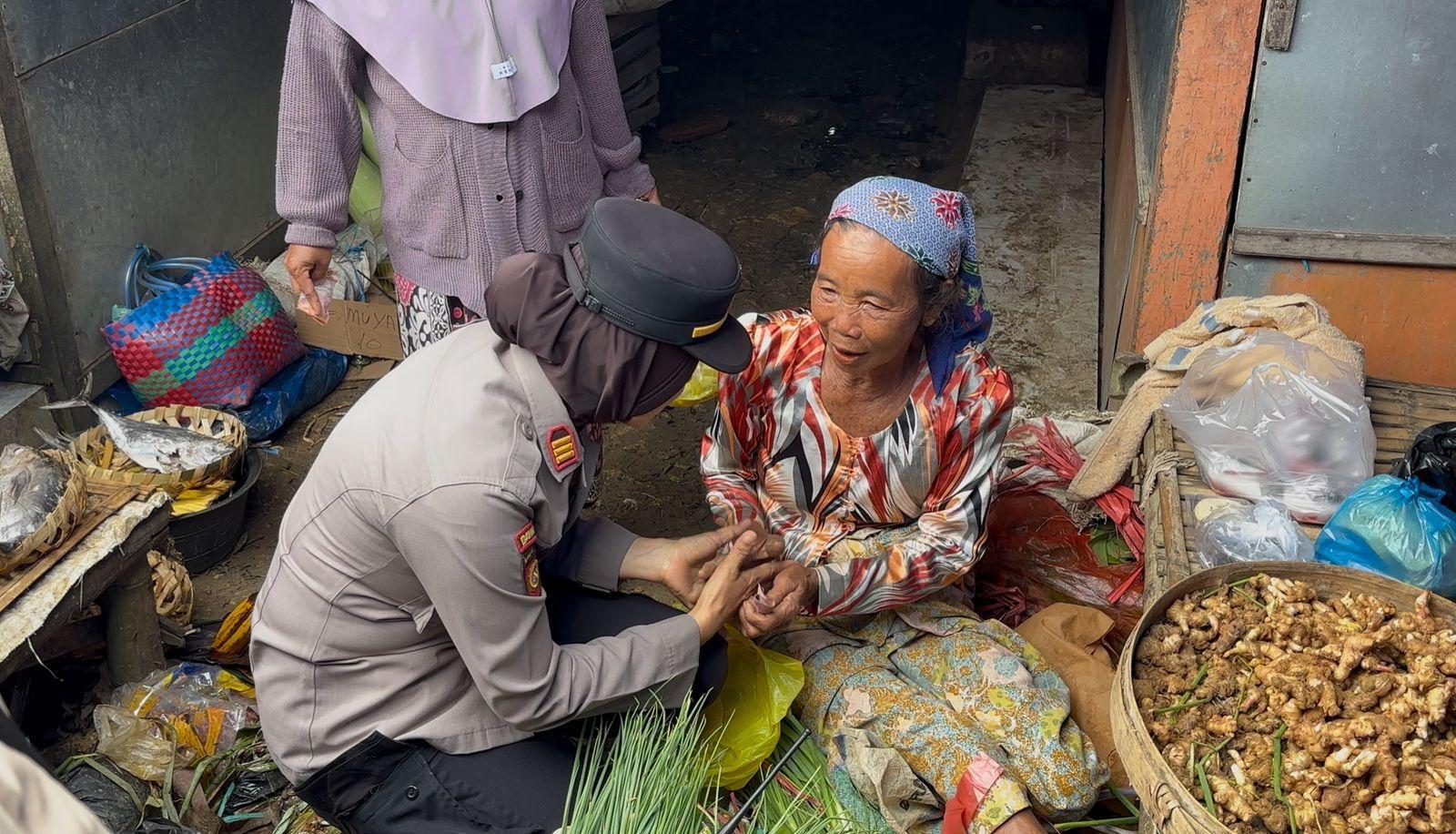 Nenek Asal Sumenep Kena Tipu Uang Mainan di Pasar Pakong Pamekasan, Polisi Beri Ganti Dua Kali Lipat