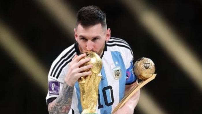 Kapten-Argentina-Lionel-Messi-mencium-tropi-Piala-Dunia-2022-Qatar.jpg