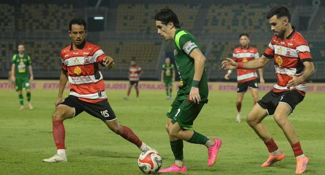 Kapten-Persebaya-Francisco-Rivera-saat-menghadapi-Madura-United-di-Stadion-GBT-Jumat.jpg
