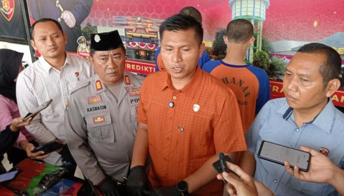 Kasatreskrim-Polres-Jombang-AKP-Margono-Suhendra-saat-konferensi-pers-di-Mapolres.jpg