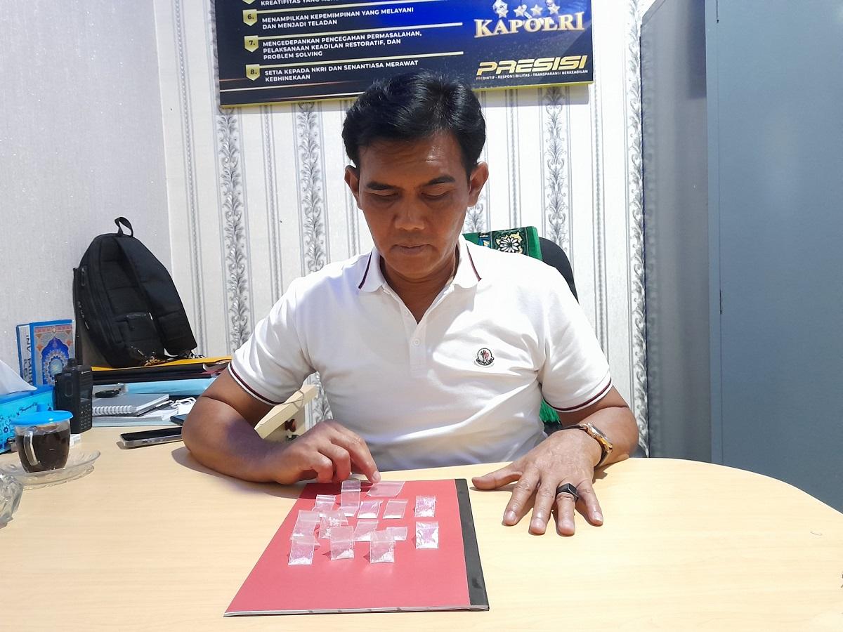 Kasatresnarkoba-Polres-Lumajang-AKP-Ernowo-menunjukkan-barang-bukti-sabu.jpg