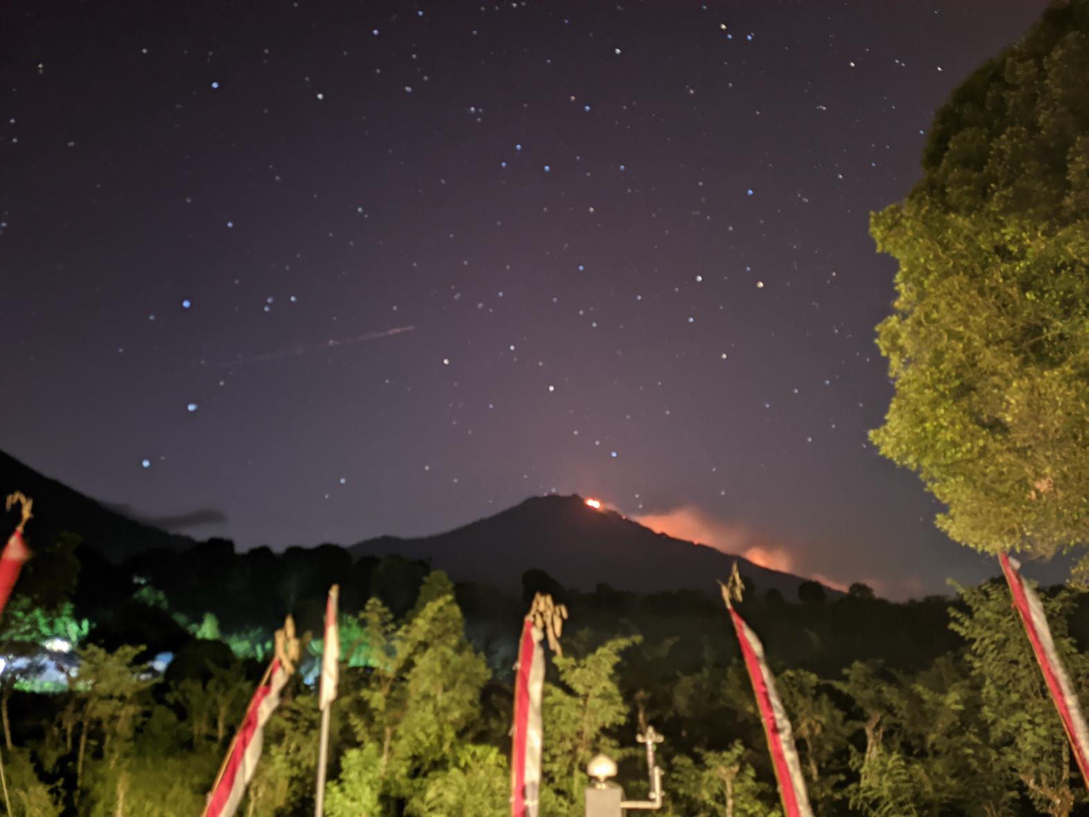 Gawat! Api Membakar 10 Hektare Hutan Dekat Kawah Gunung Ijen dan Gunung Merapi Ungup-ungup
