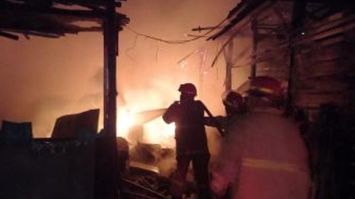 Akibat Bakar Sampah, Gudang Ban Bekas dan Mebel di Trenggalek Dilalap Si Jago Merah