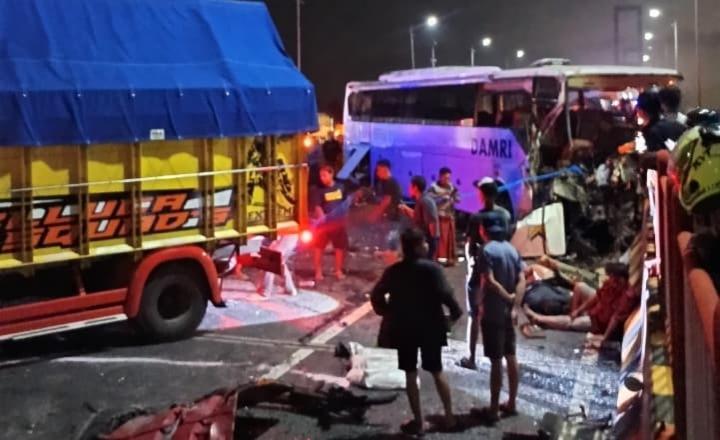 Kecelakaan-Bus-Damri-tujuan-Madura-remuk-Jembatan-Suramadu-Kamis-30102025.jpg