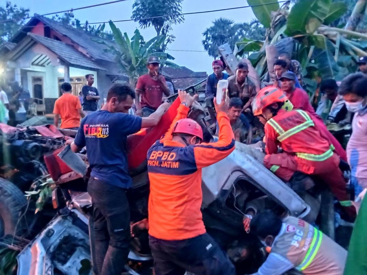 Kecelakaan-truk-tunggal-di-jalan-Tuban-Widang-turut-Lingkungan-Widengan-Kelurahan-Gedongombo.jpg