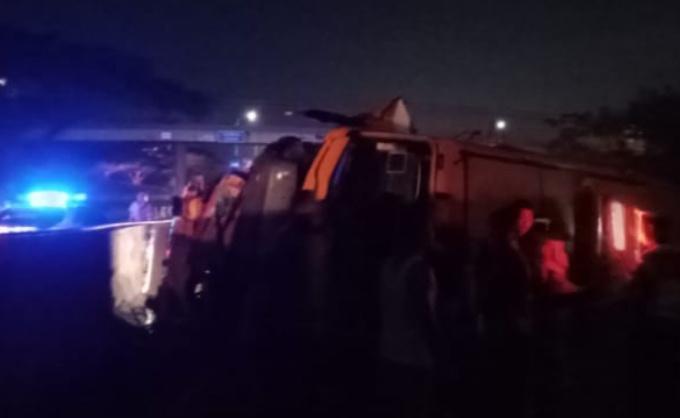 Kecelakaan-tunggal-bus-nopol-AA-1688-ED-di-ruas-Tol-Kejapanan-Sidoarjo.jpg