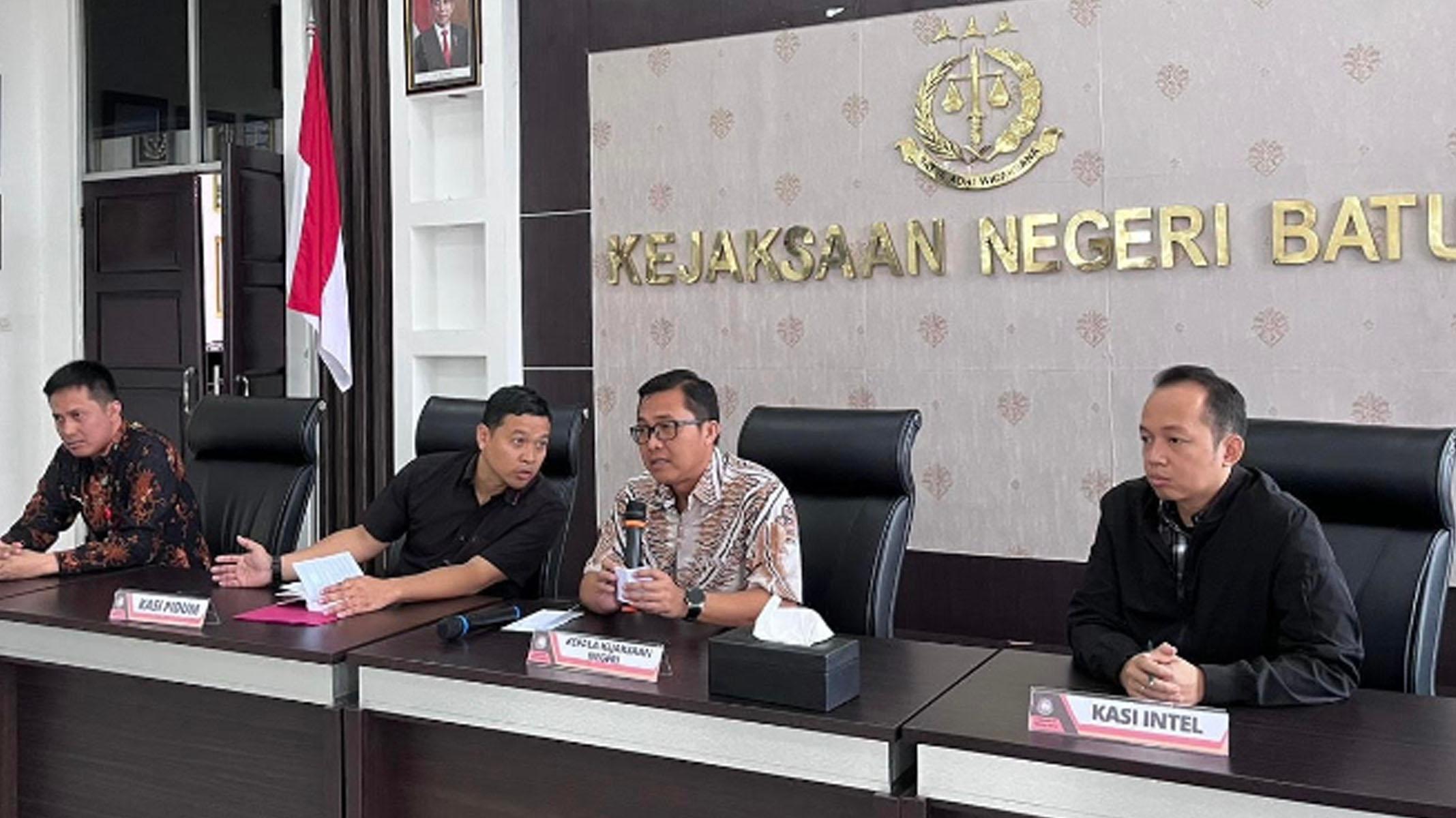 Tersangka dan Barang Bukti Kasus Pengeroyokan Siswa SMPN 2 Hingga Tewas Diserahkan Ke Kejari Batu