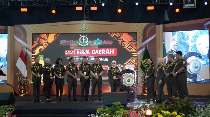 Kejati-Jatim-paparan-capaian-kinerja-pada-rapat-kerja-daerah-di-Convention-Hall-SLG-Kediri.jpg