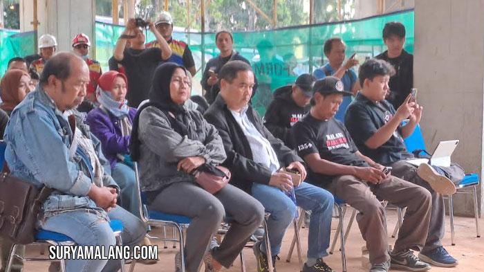 Keluarga-Korban-Tragedi-Kanjuruhan-melakukan-mediasi.jpg