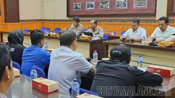 Keluarga-korban-Tragedi-Kanjuruhan-melakukan-audiensi-dengan-Polres-Malang-Selasa-2282023.jpg