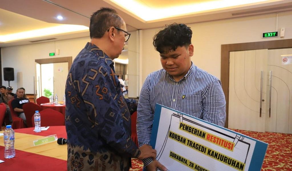 Keluarga-korban-Tragedi-Kanjuruhan-secara-simbolis-menerima-restitusi-senilai-Rp-10-juta-di-Surabaya.jpg
