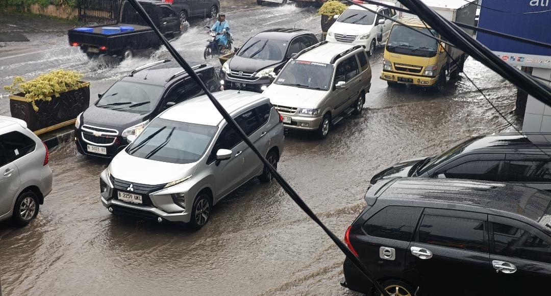 Kendaraan-melintas-di-Jalan-Soekarno-Hatta-Kota-Malang-saat-banjir-Kamis-4122025.jpg