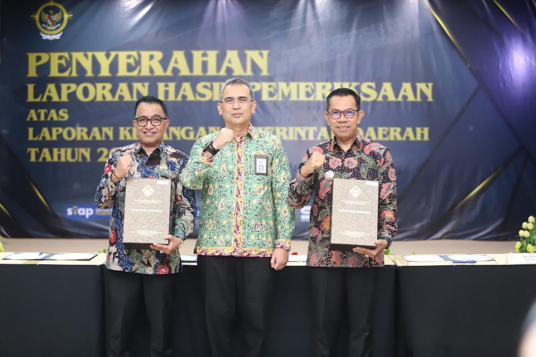 Kepala-BPK-RI-Perwakilan-Jawa-Timur-Yuan-Candra-Jaisin-Wali-Kota-Batu-Nurochman.jpg