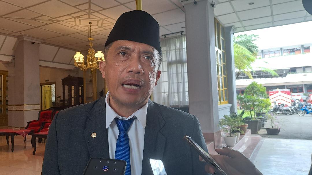 Kepala-Disparbud-Kabupaten-Malang-Firmando-Hasiholan-Matondang-Pantai-Malang-selatan.jpg