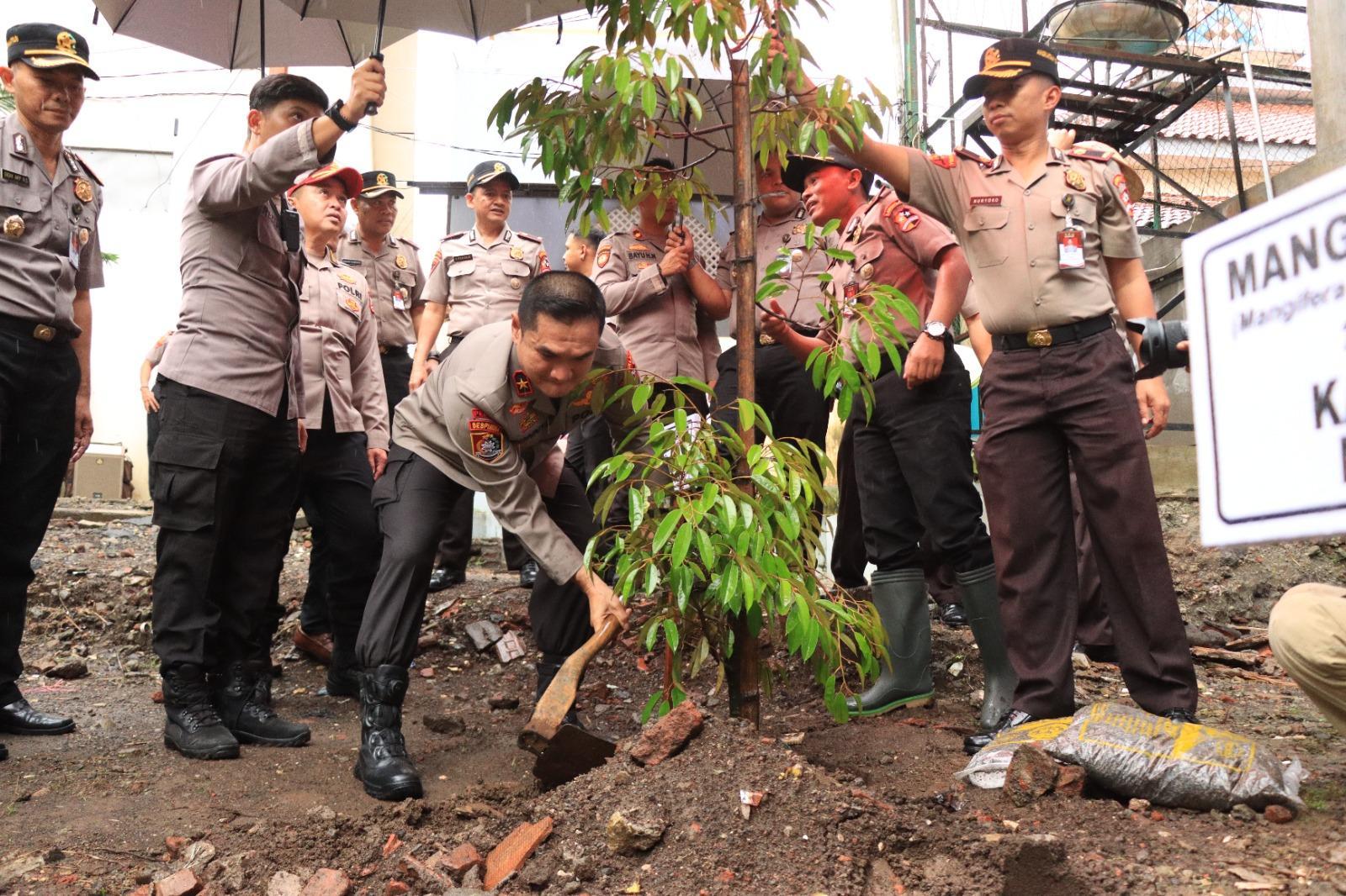 Kepala-Sespimma-Lemdiklat-Polri-Brigjen-Pol-Sonny-Irawan-melakukan-penanaman-pohon.jpg
