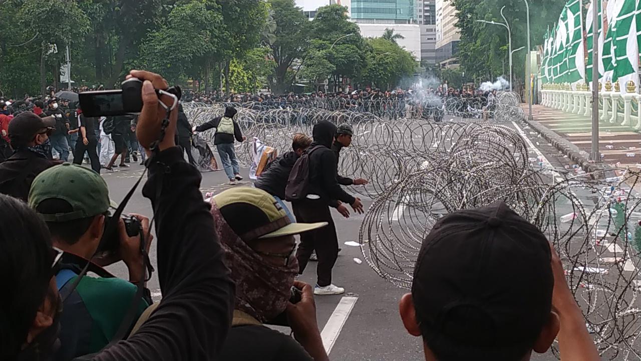Kericuhan-saat-aksi-tolak-UU-TNI-di-depan-Gedung-Negara-Grahadi-Surabaya.jpg