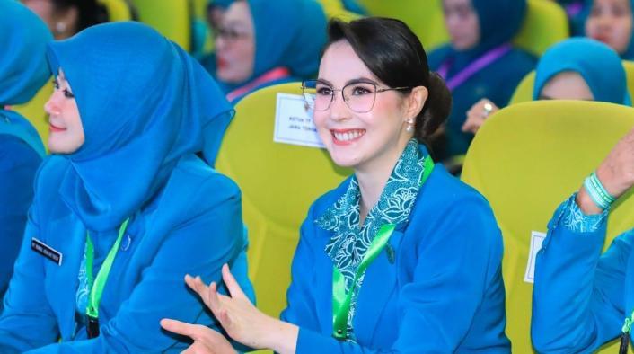 Ketua-TP-PKK-Jawa-Timur-Arumi-Bachsin-peringatan-Hari-Kesatuan-Gerak-PKK-ke-53.jpg