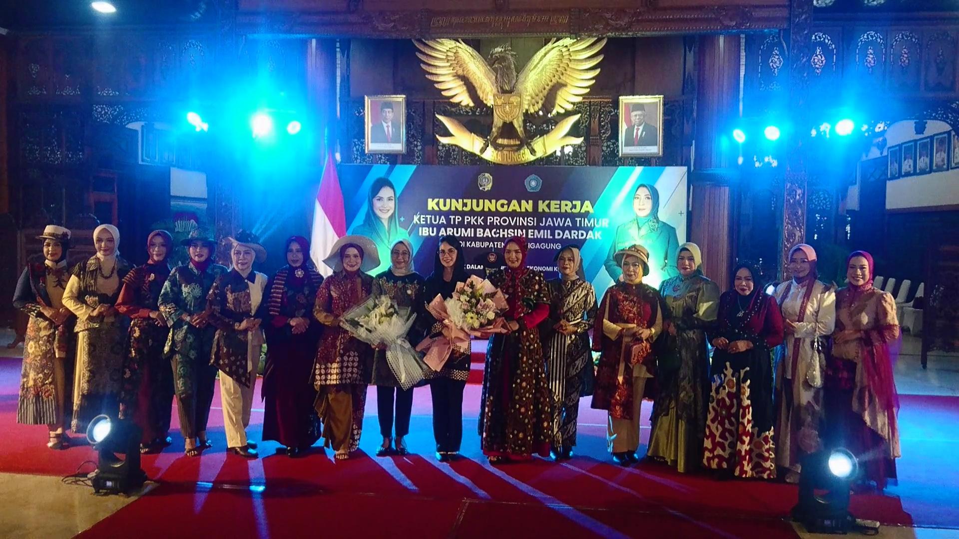 Ketua-Tim-Penggerak-PKK-Jawa-Timur-Arumi-Bachsin-batik-Tulungagung.jpg