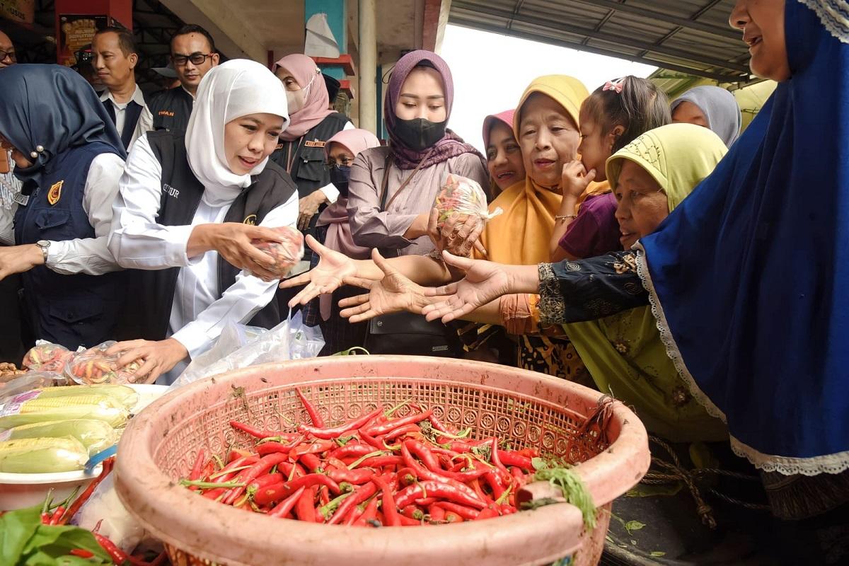 Khofifah-Indar-Parawansa-blusukan-memantau-harga-bahan-pokok.jpg