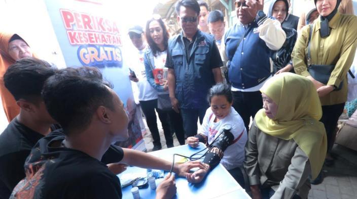 Khofifah-Indar-Parawansa-menyapa-pedagang-yang-melakukan-pemeriksaan-gratis-di-Pasar-Kapasan.jpg