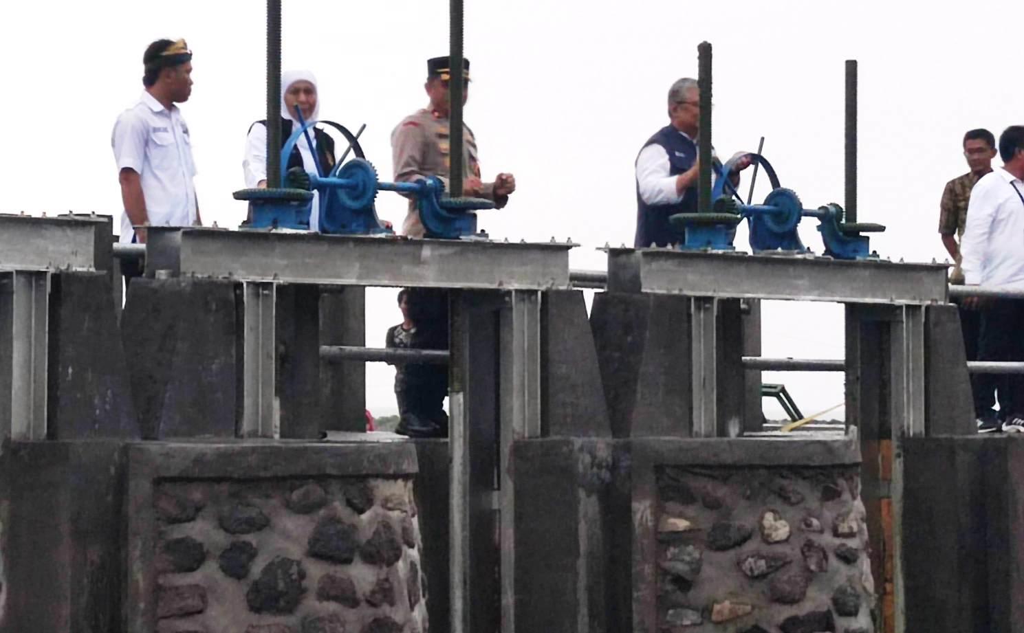 Khofifah Alokasikan Dana Rp 4 Miliar untuk Lindungi Satu Desa di Probolinggo dari Ancaman Banjir