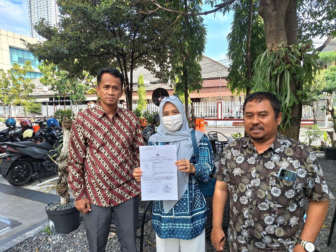 Khoirun-Nisa-menunjukkan-bukti-lapor-ke-polisi-perihal-dirinya-dan-11-pembeli-perumahan.jpg