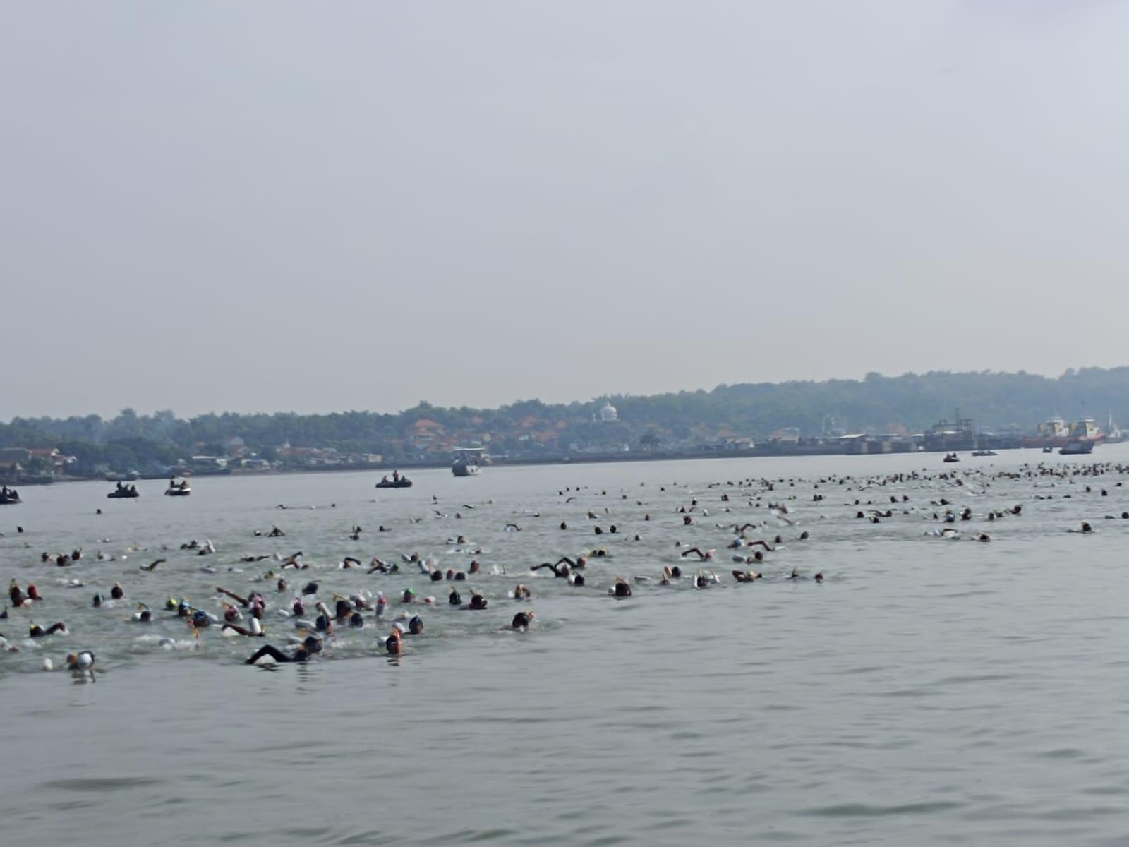 4 Kapal Amfibi Kawal 935 Perenang Arungi Selat Madura Sejauh 4,6 Kilometer