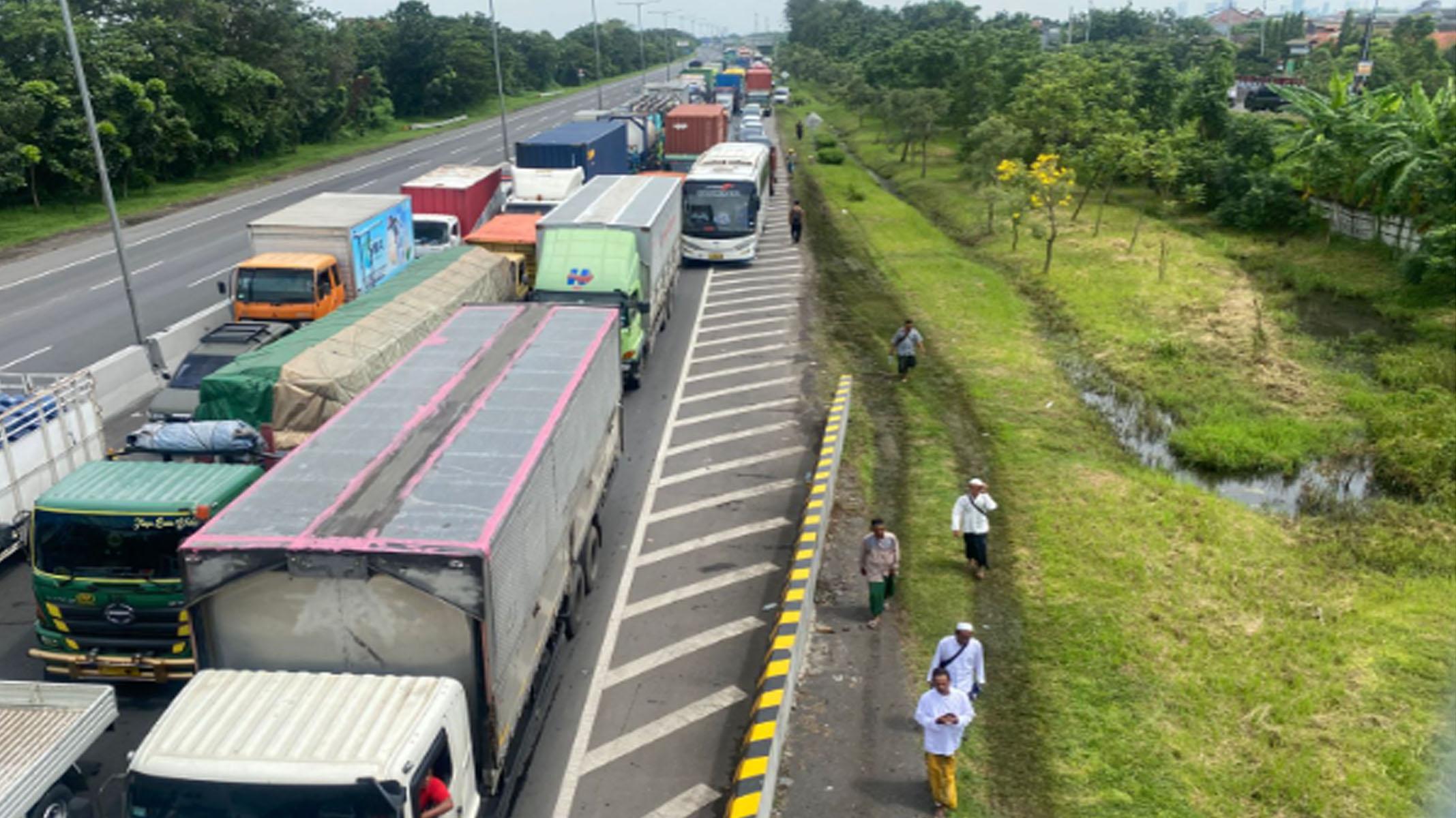 Jalan Tol Surabaya - Sidoarjo Macet Total, Banyak Jamaah Peserta Peringatan Satu Abad NU  Terjebak