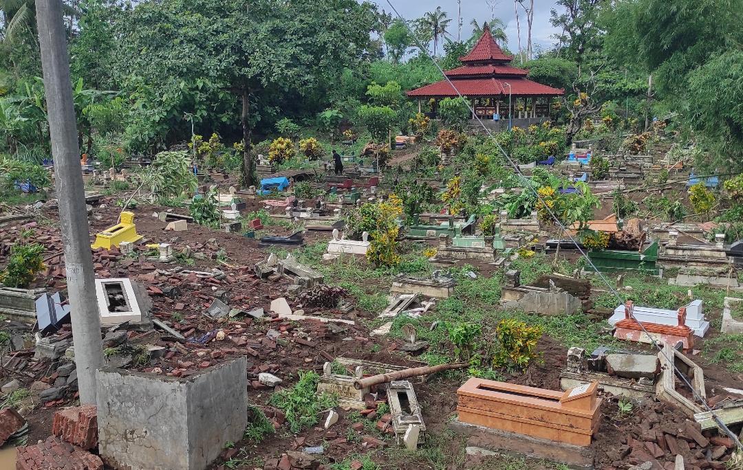 Kondisi-makam-di-Desa-Birowo-Kecamatan-Binangun-Kabupaten-Blitar-rusak-diterjang-banjir.jpg