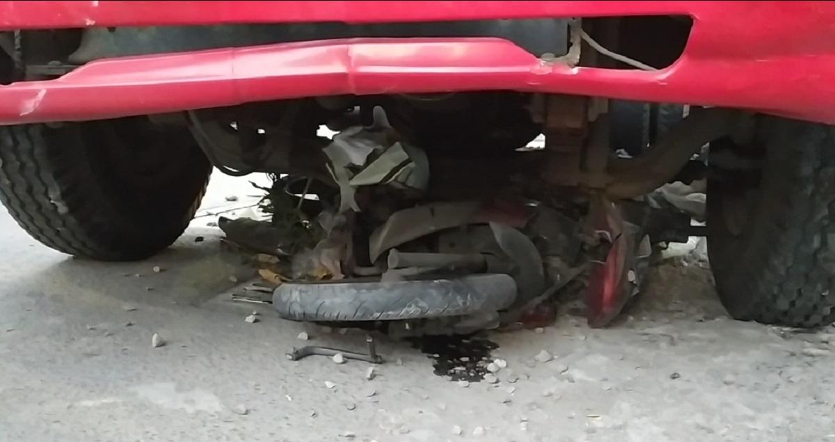 Perawat Naik Motor Sambil Gendong Anaknya Diseruduk Truk Trailer Hingga Masuk Kolong