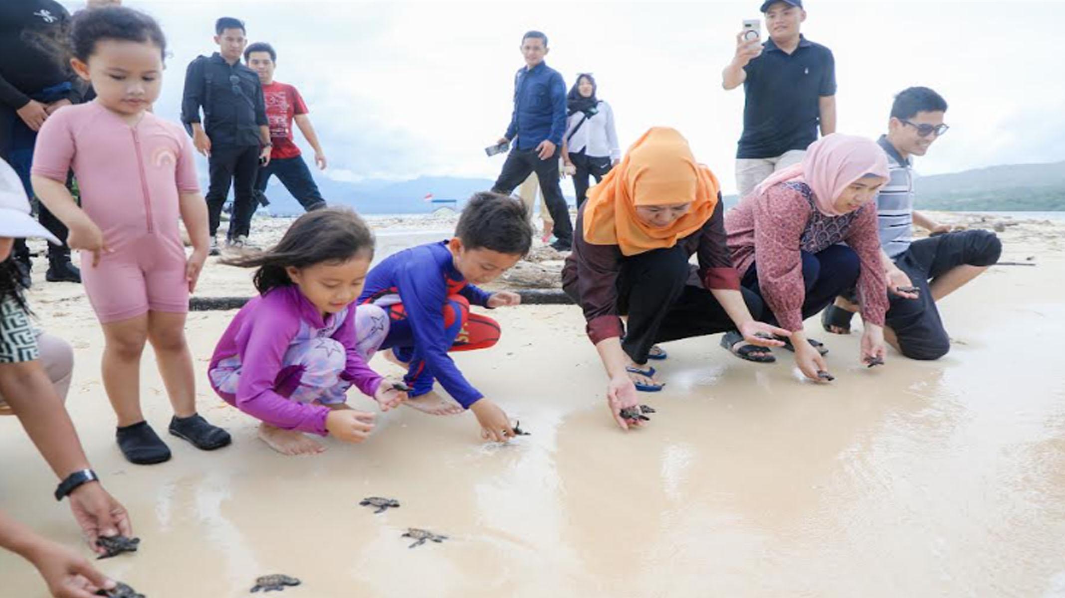 Gubernur Jatim Khofifah Liburan Keluarga ke Pulau Tabuhan Banyuwangi, Lepas Puluhan Tukik