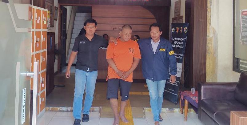 LOVE-SCAMMING-Penyidik-Unit-Resmob-Satreskrim-Polres-Mojokerto-tersangka-ilham.jpg