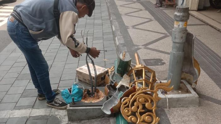 Lampu-hias-di-Kawasan-Kayutangan-Heritage-Kota-Malang-rusak-diduga-akibat-ditabrak-mobil.jpg