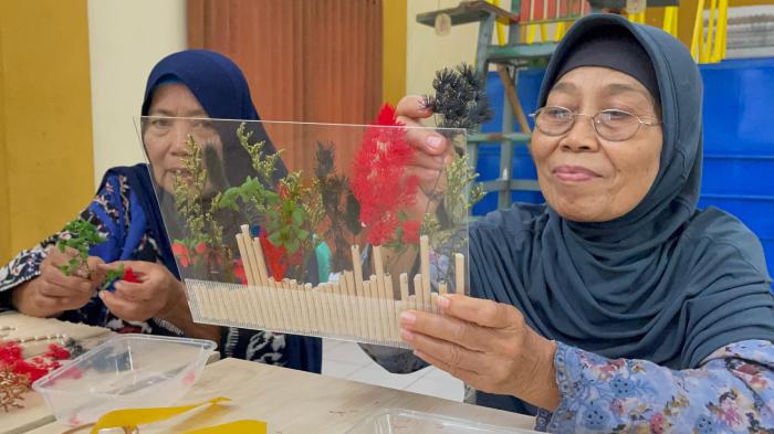Lansia-Madyopuro-Kota-Malang-Sulap-Bahan-Daur-Ulang-Jadi-Hiasan-Dinding-Bernilai-Jual-Tinggi.jpg