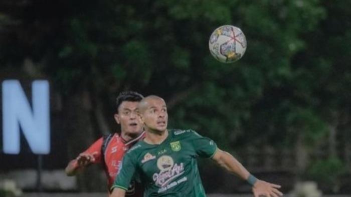 Leo-Lelis-dan-Dedik-Setiawan-dalam-laga-Persebaya-Surabaya-vs-Arema-FC-di-Stadion-PTIK-Jakarta.jpg