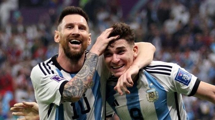 Lionel-Messi-dan-Julian-Alvarez-merayakan-gol-Argentina-ke-gawang-Kroasia.jpg