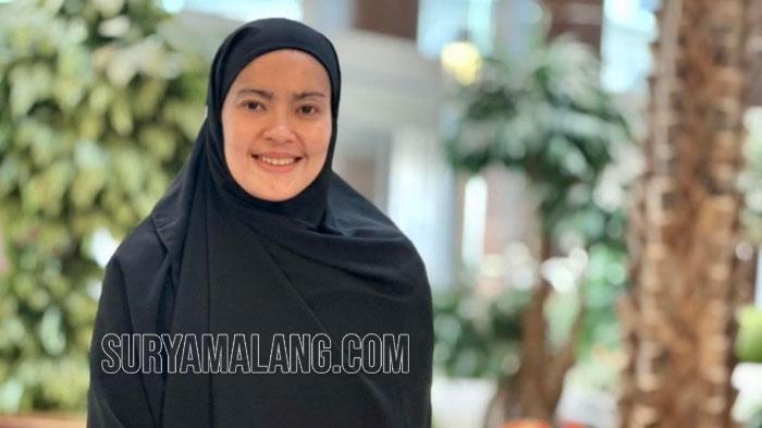 Lola-amaria-naik-haji-di-Makkah-madinah-jilbab-hijab.jpg
