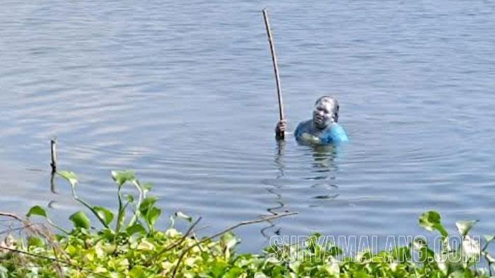 Takut Razia Satpol PP, Pengemis Manusia Silver Lompat ke Telaga Ngipik di Gresik
