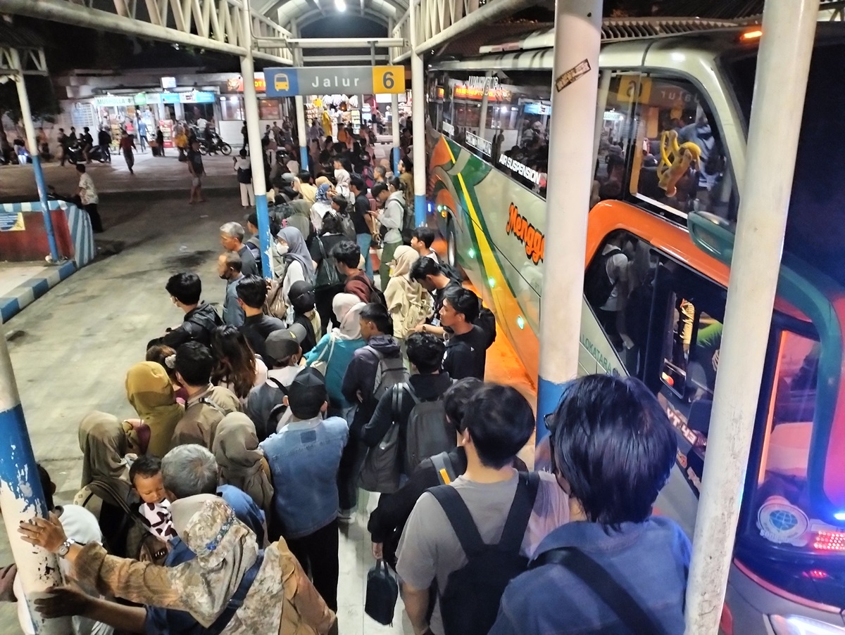 Ribuan Penumpang Nataru Belum Terangkut di Terminal Purabaya