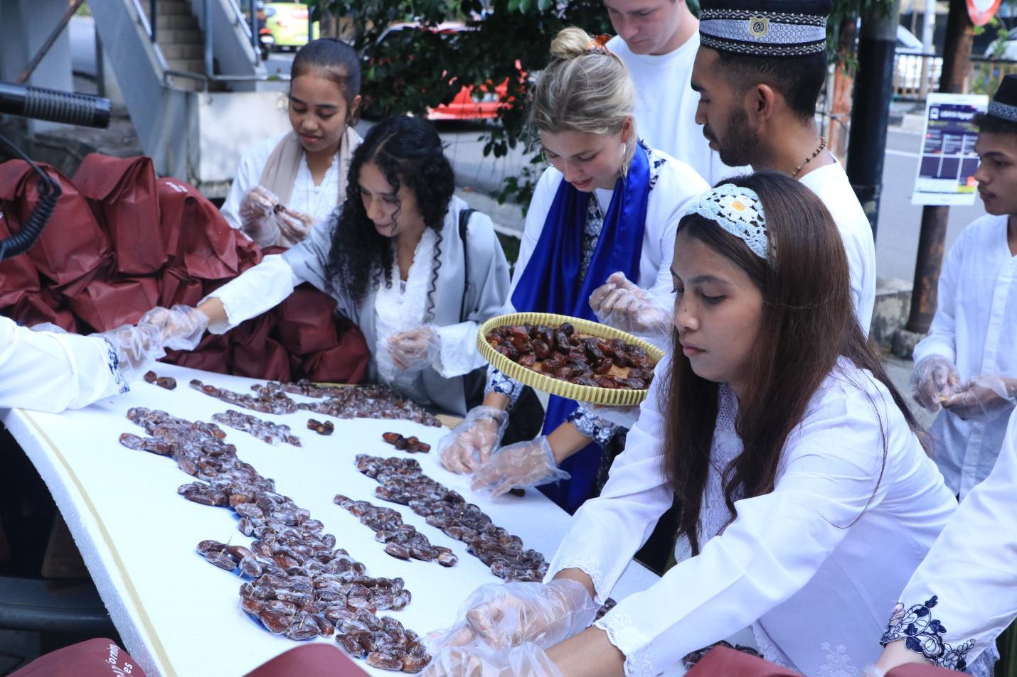 Mahasiswa Asing Ubaya Ciptakan Kreasi Kurma dan Bagikan Takjil di Penghujung Ramadan
