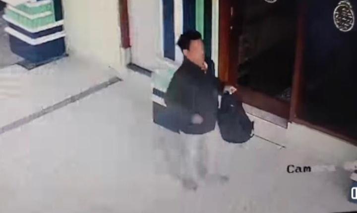 Pencurian Kotak Amal Masjid di Blitar, Pelaku Terekam CCTV