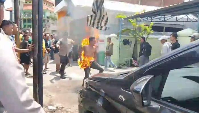 Maling-motor-dibakar-di-Jojoran-Gang-III-Gubeng-Surabaya-Kamis-30102025.jpg