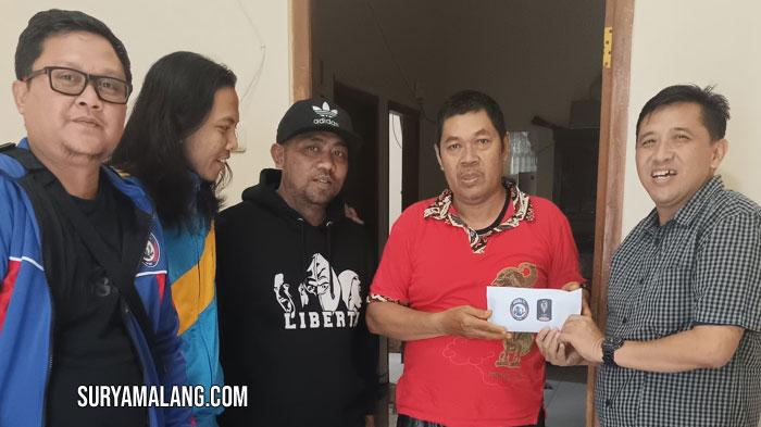 Manager-Operasional-Arema-FC-Sudarmaji-bersama-perwakilan-Presidium-Aremania-Sam-Inos-dan-Bagus.jpg