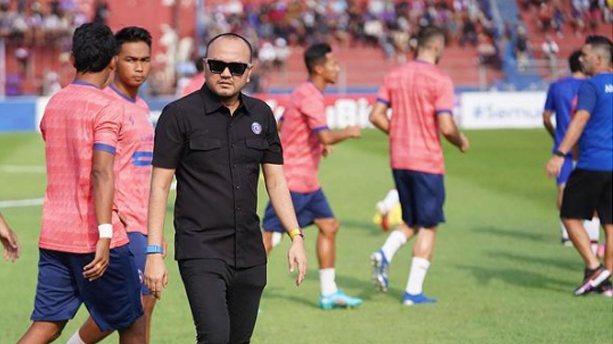Manajer-Arema-FC-Ali-Rifki-saat-bersama-tim-Arema-FC.jpg