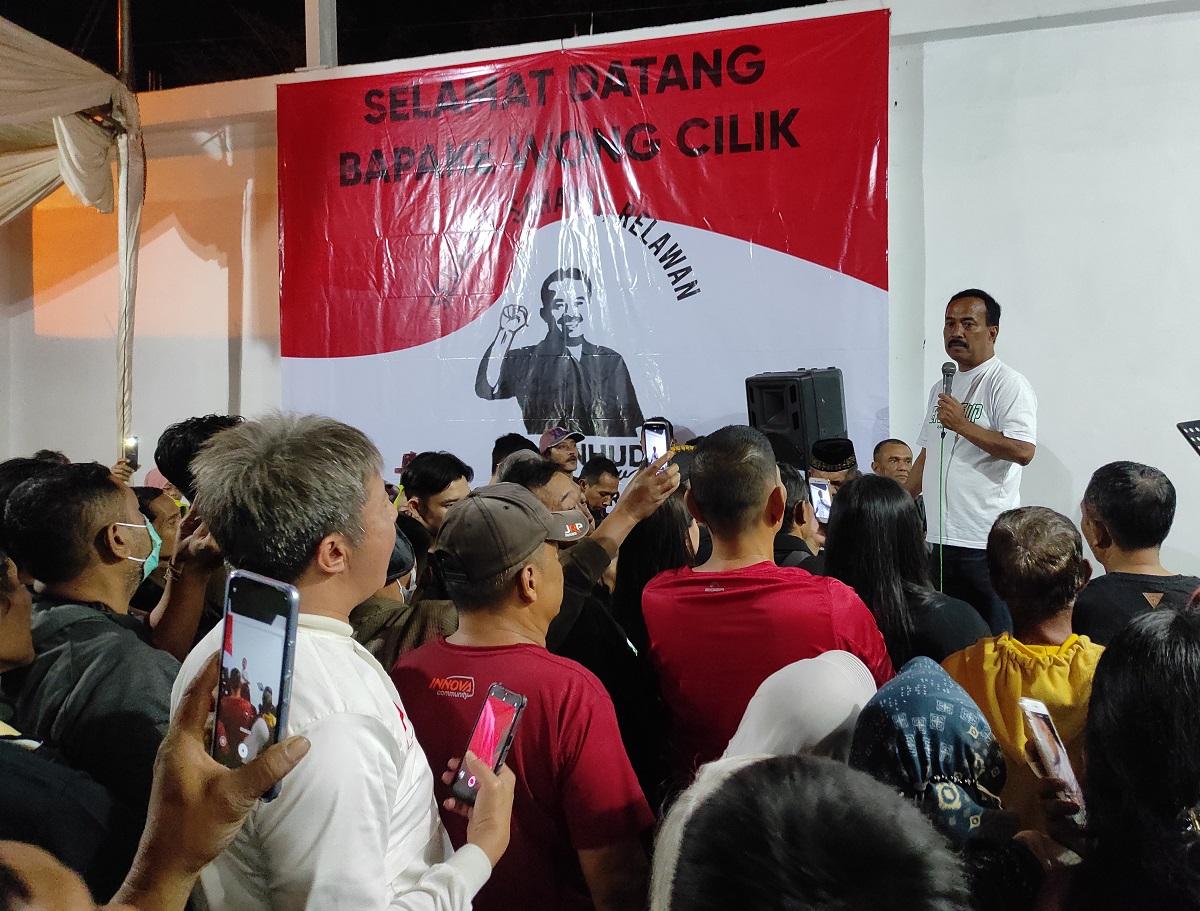 Mantan-Wali-Kota-Blitar-M-Samanhudi-Anwar-berorasi-di-depan-pendukungnya.jpg