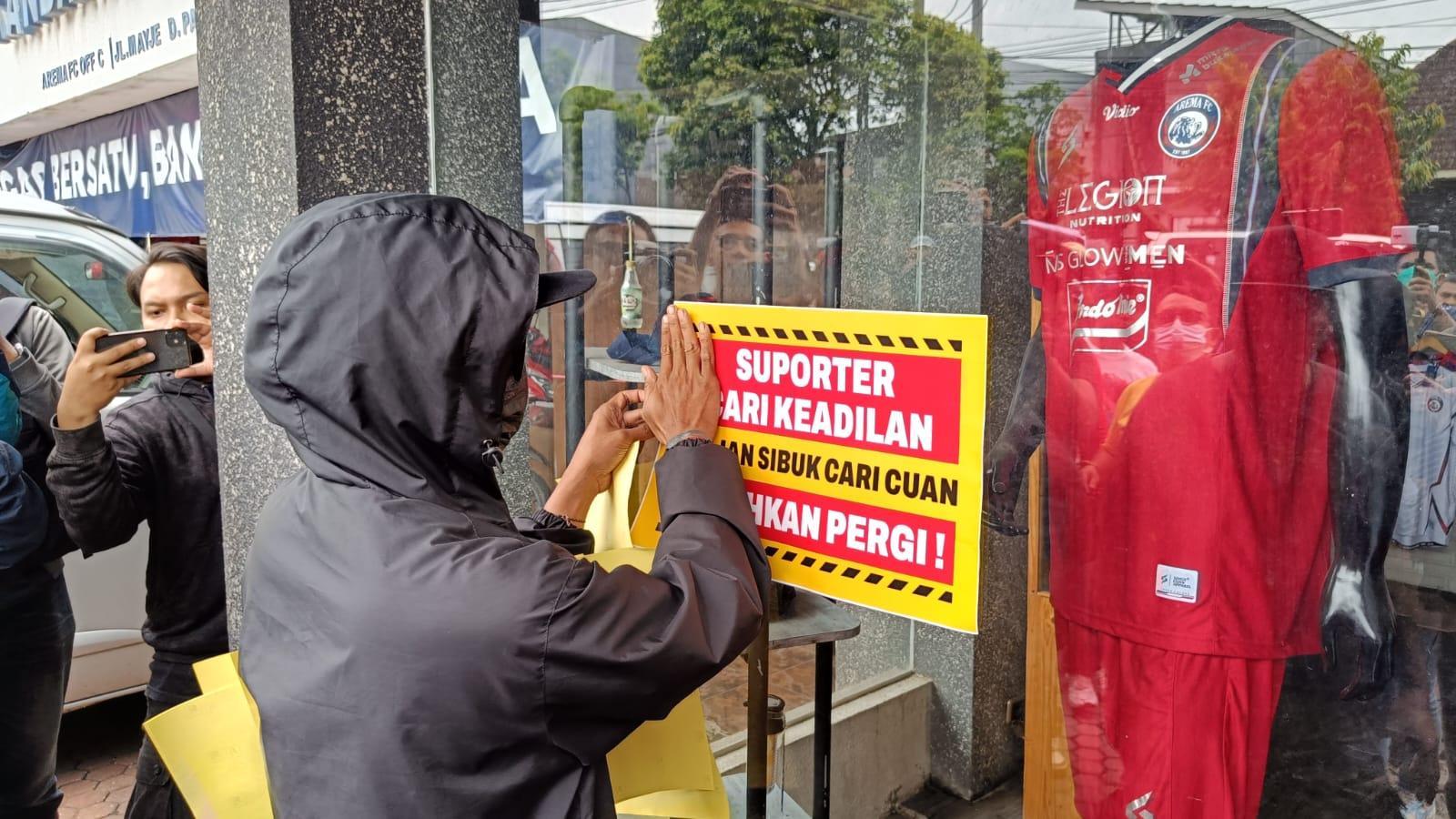 Massa-aksi-Arek-Malang-saat-memasang-berbagai-macam-poster-di-halaman-depan-kantor-Arema-FC.jpg