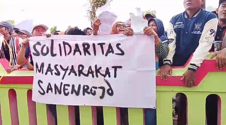 Massa-menuding-Kades-Sanenrejo-menggelapkan-Pajak-Bumi-dan-Bangunan-akta-jual-beli-tanah.jpg