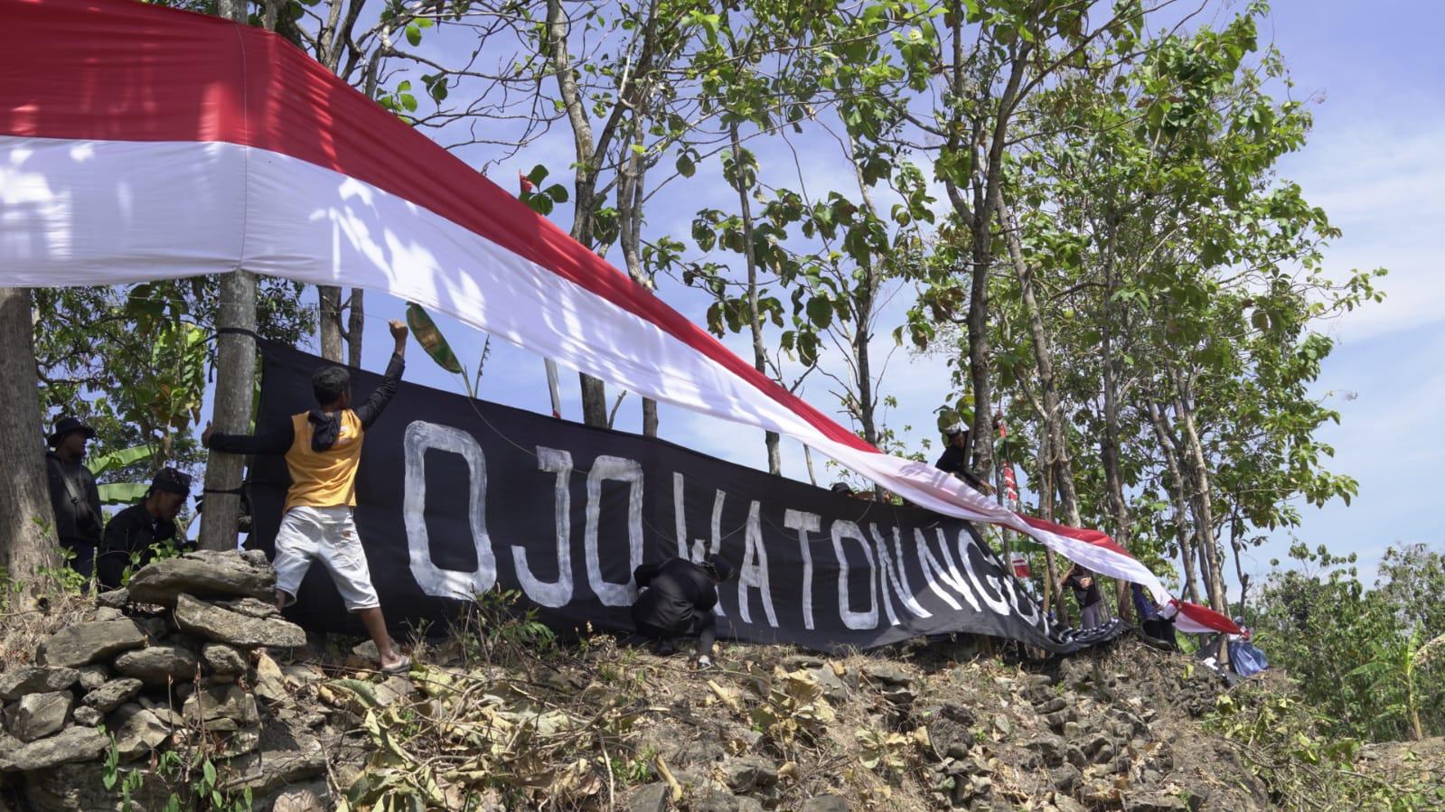 Masyarakat-Samin-di-Bojonegoro-kirab-atau-membawa-keliling-bendera.jpg