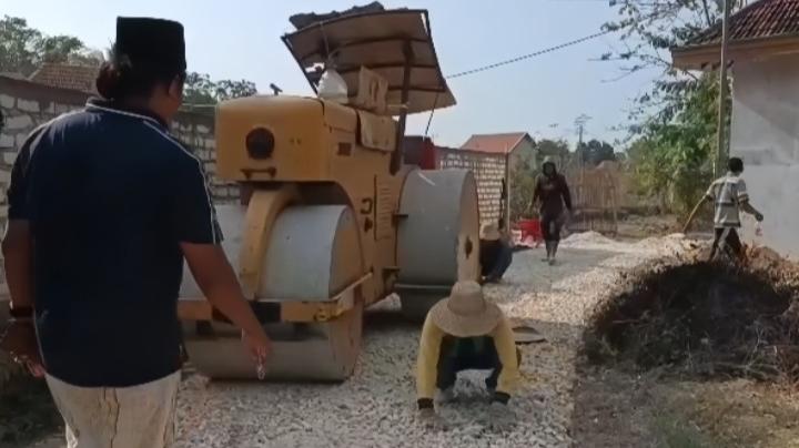 Mat-Yasin-pembangunan-jalan-Desa-Madulang-Kecamatan-Omben-Sampang-Madura.jpg