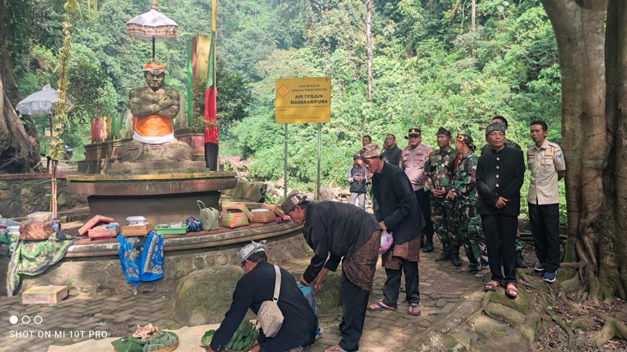 Ritual Mendak Tirta di Air Terjun Madakaripura Jelang Yadnya Kasada 2025 Dikawal Ketat
